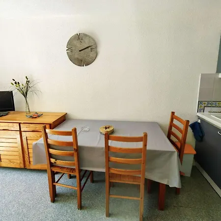 T2 Pour 4 Personnes Avec Piscine, Parking, Proche Et Commerces - Fr-1-607-54